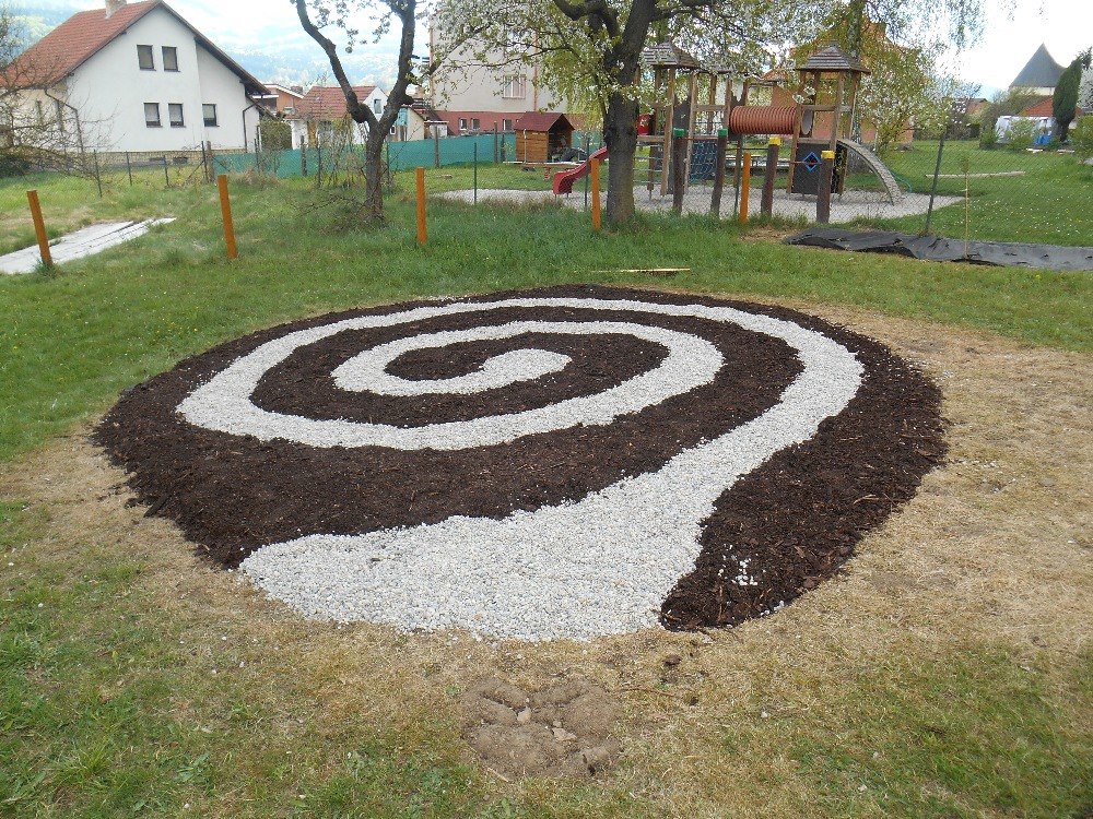 Spirála založeného záhonu bylinek s pěšinkou Bylinková spirála
