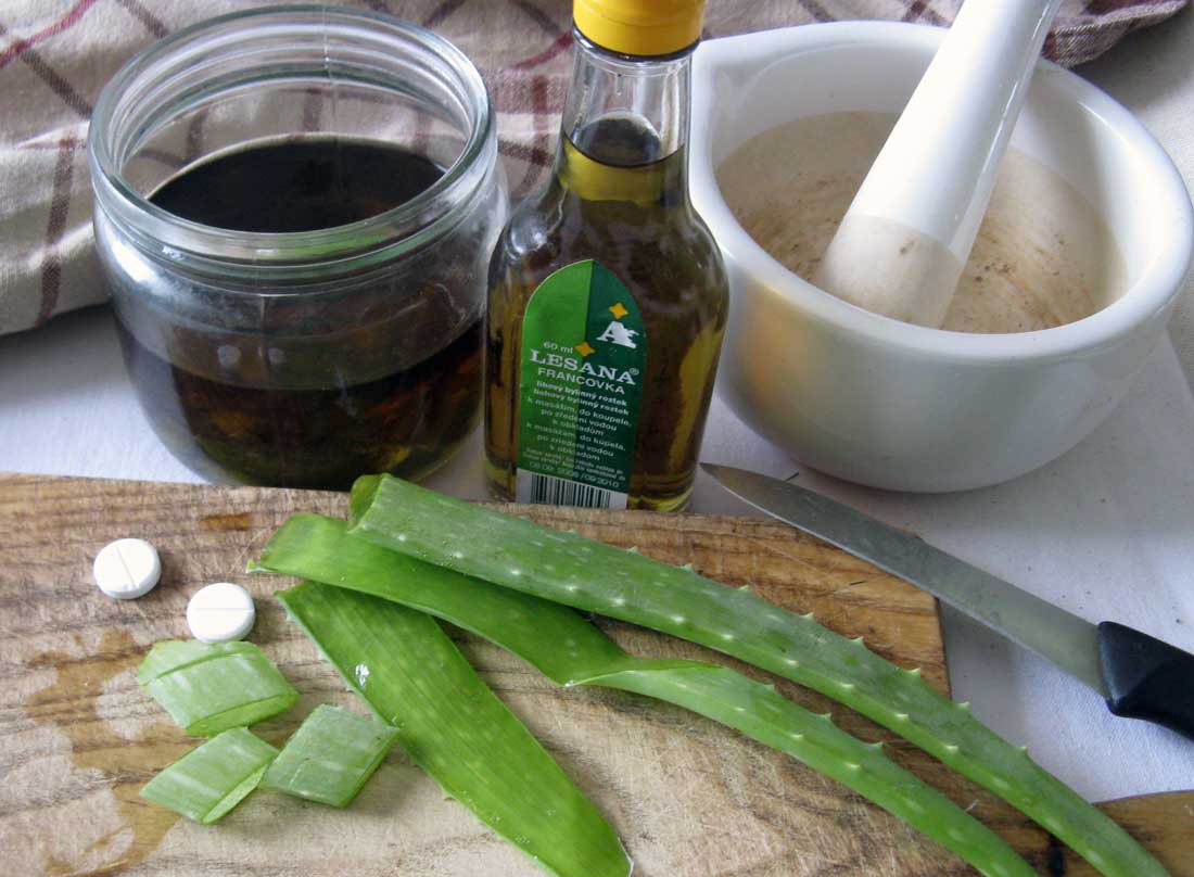 Příprava mazání z aloe vera, lihového bylinného roztoku a acylpyrinu mazání z aloe vera