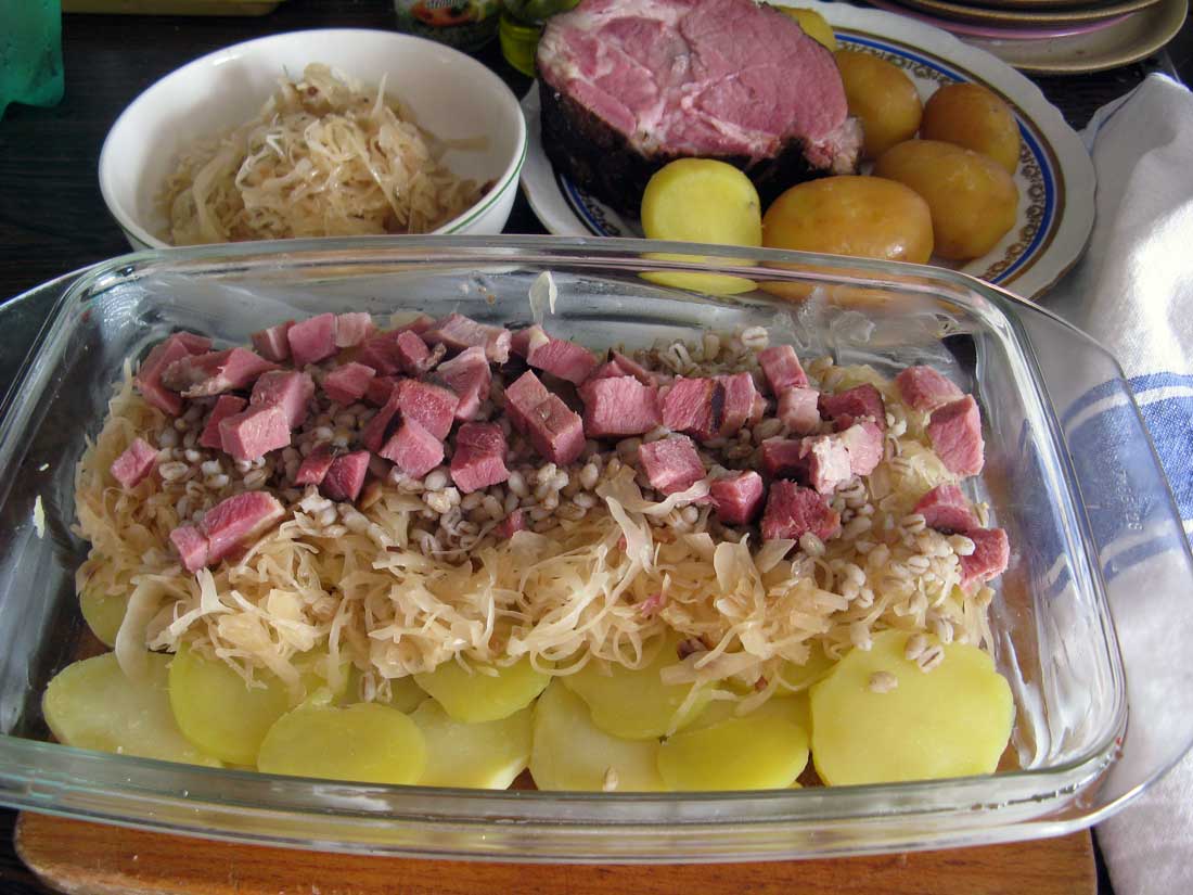 Zelí zapečené s brambory, kroupami a uzeným masem Zapečené zelí
