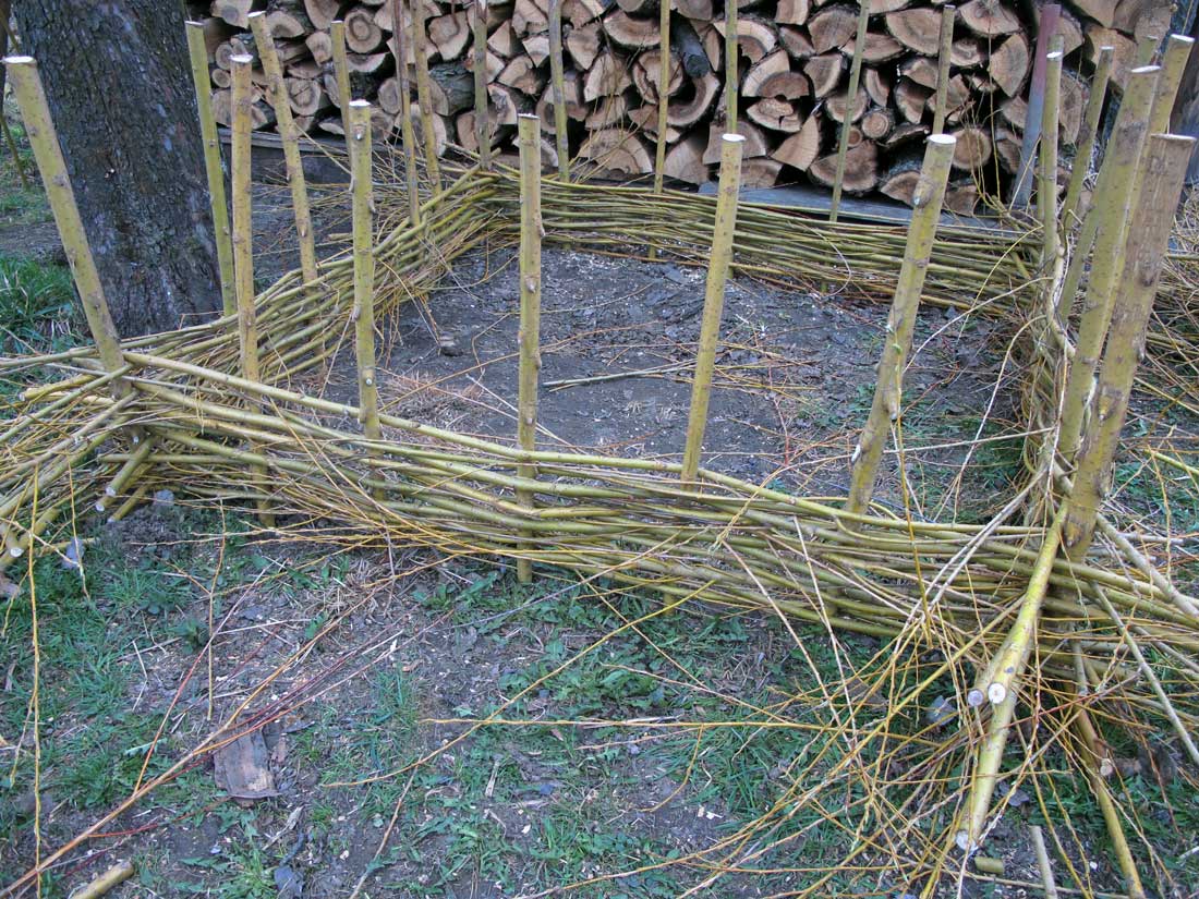 Ohrádku na kompost založíme svislými kůly