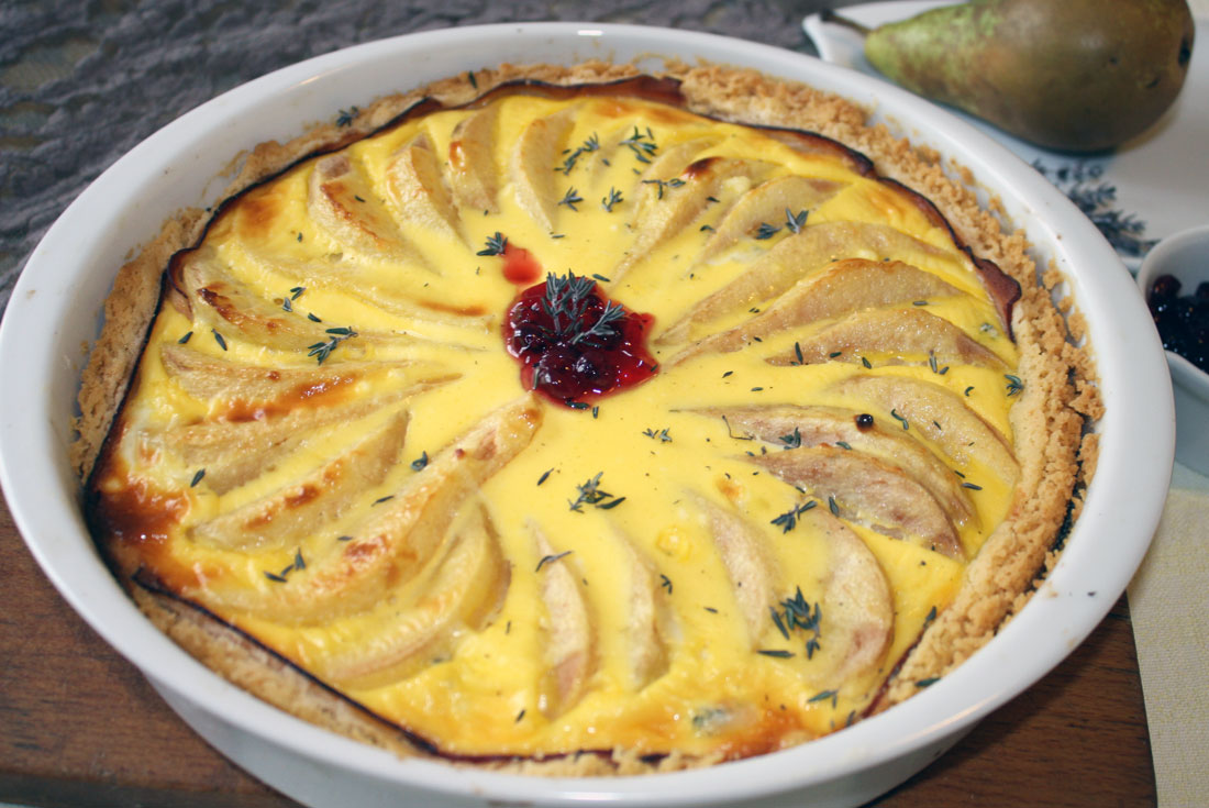 Právě upečený hruškový quiche s nivou
