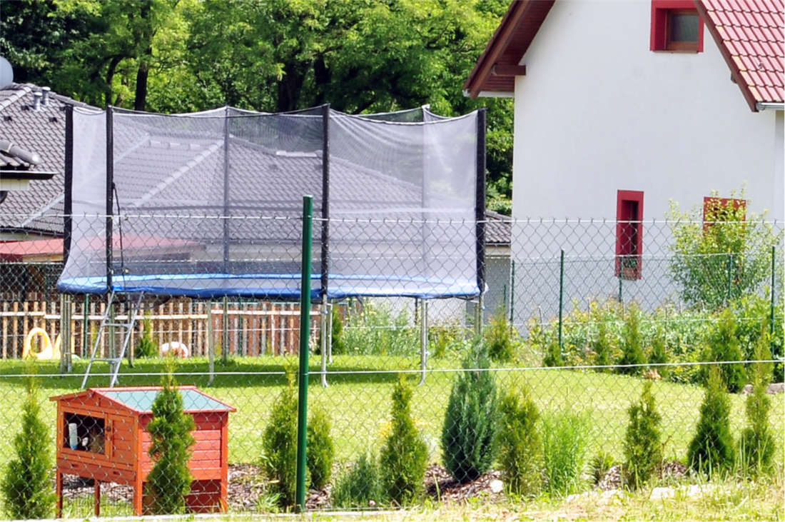 Zahradě dominuje trampolína