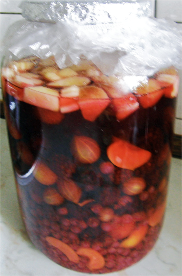 Ovoce nakládáme do alkoholu postupně, tak jak dozrává Bowle ve sklenici