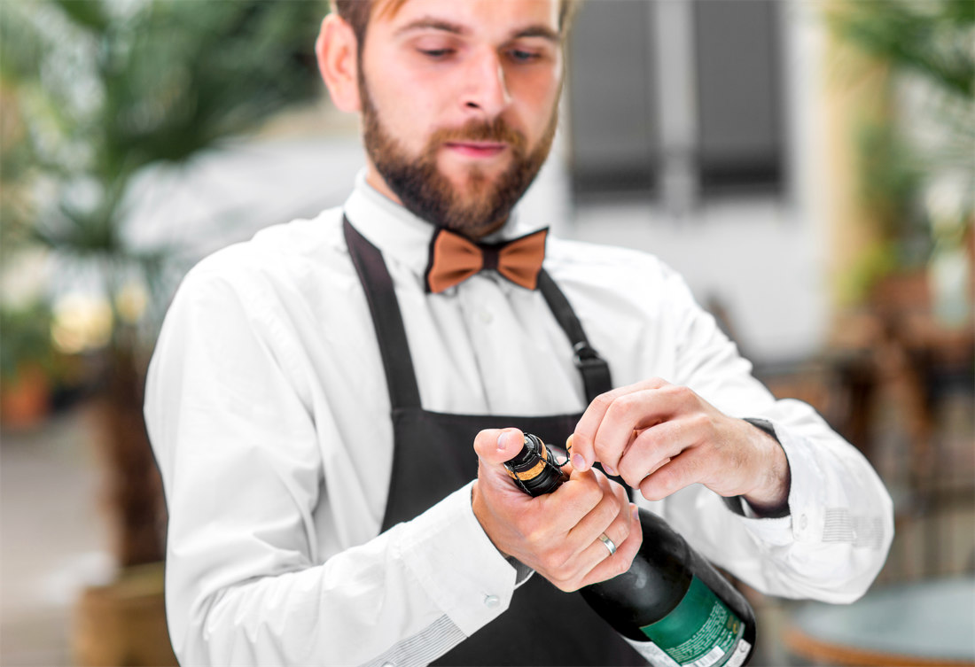 Při odstraňování drátěného košíčku jistíme palcem polohu korkového špuntu v hrdle; foto Shutterstock Profík otevírá sekt