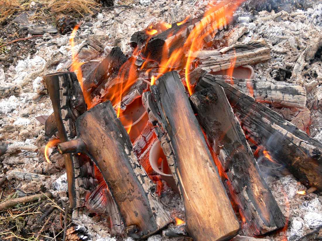 Vypalujeme při teplotě až 900 °C Vypalujeme na uhlíkách pod polínky