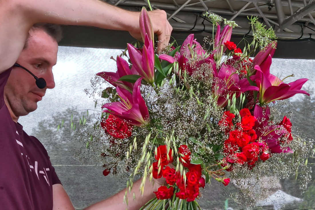 Florista v akci; foto Výstaviště Flora Olomouc Vázání kytic patří k programu věnovaného růžím