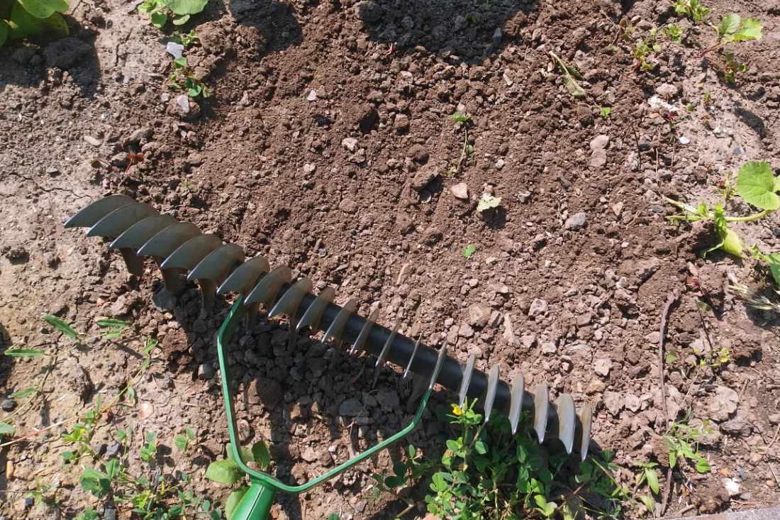 Hrábě s noži účinně rozruší půdní škraloup Nože rychle odstraní půdní škraloup