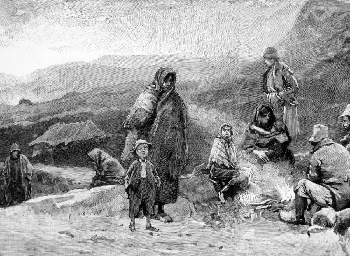 Irští rolníci hladoví během bramborového hladomoru (1845 až 1849), kresba z roku 1846. O život přišlo kolem milionu lidí z původní více než osmimilionové populace. Další dva miliony se za obživou vystěhovaly. Zdroj Shutterstock Plíseň brambor byla příčinou velkého irského hladomoru v polovině 19. století
