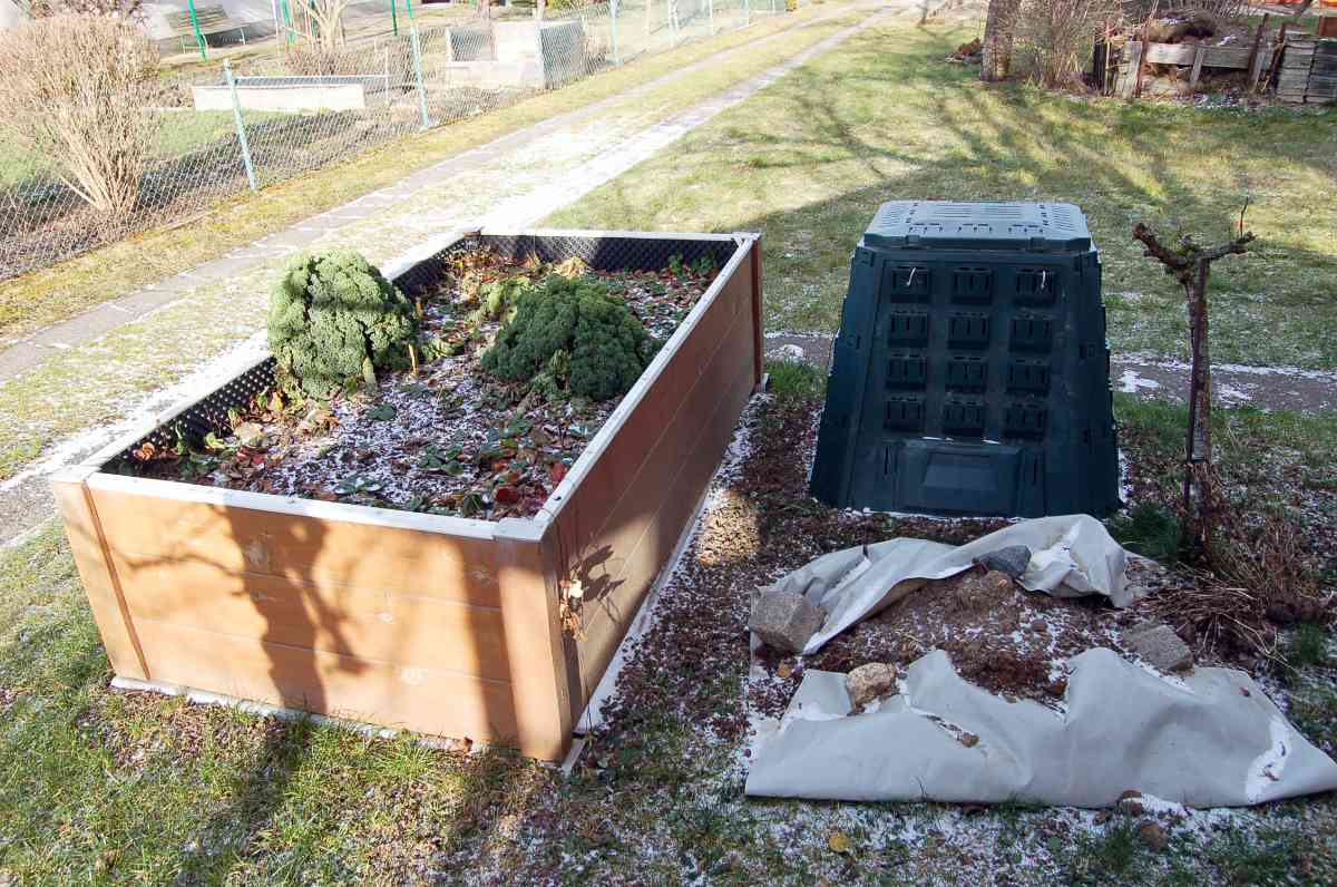 Kompostér, vyvýšený záhon a zemina připravená na jaro Kompost založený ve vyvýšeném záhoně