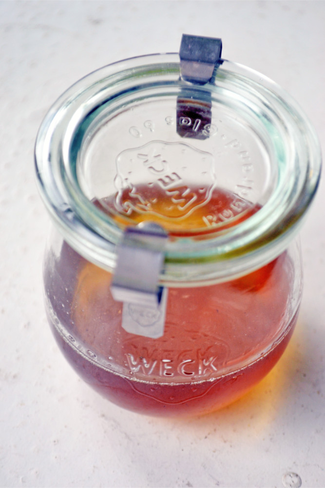 Scezený jitrocelový sirup Scezený jitrocelový sirup