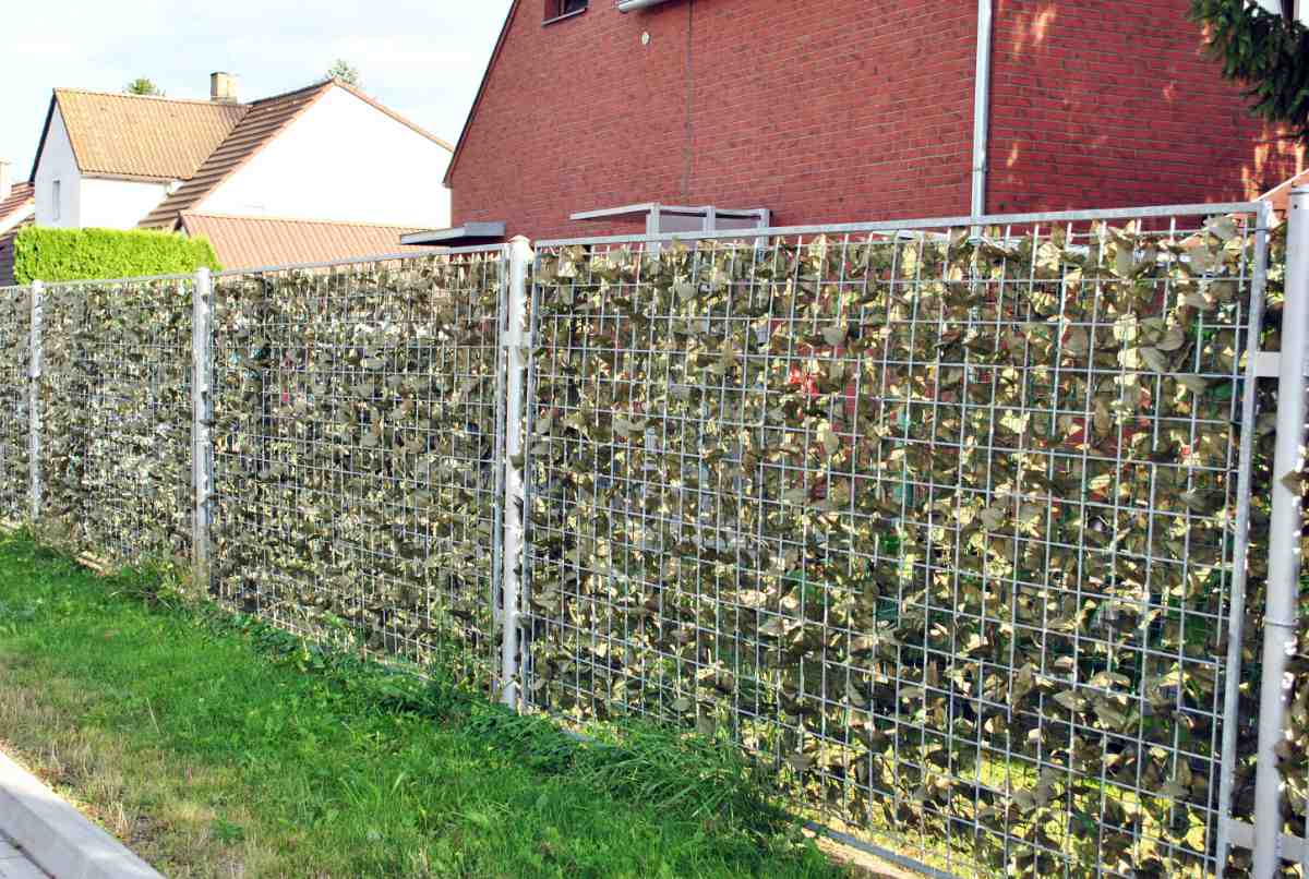 Plastové listí na plotě Plastové listí na plotě