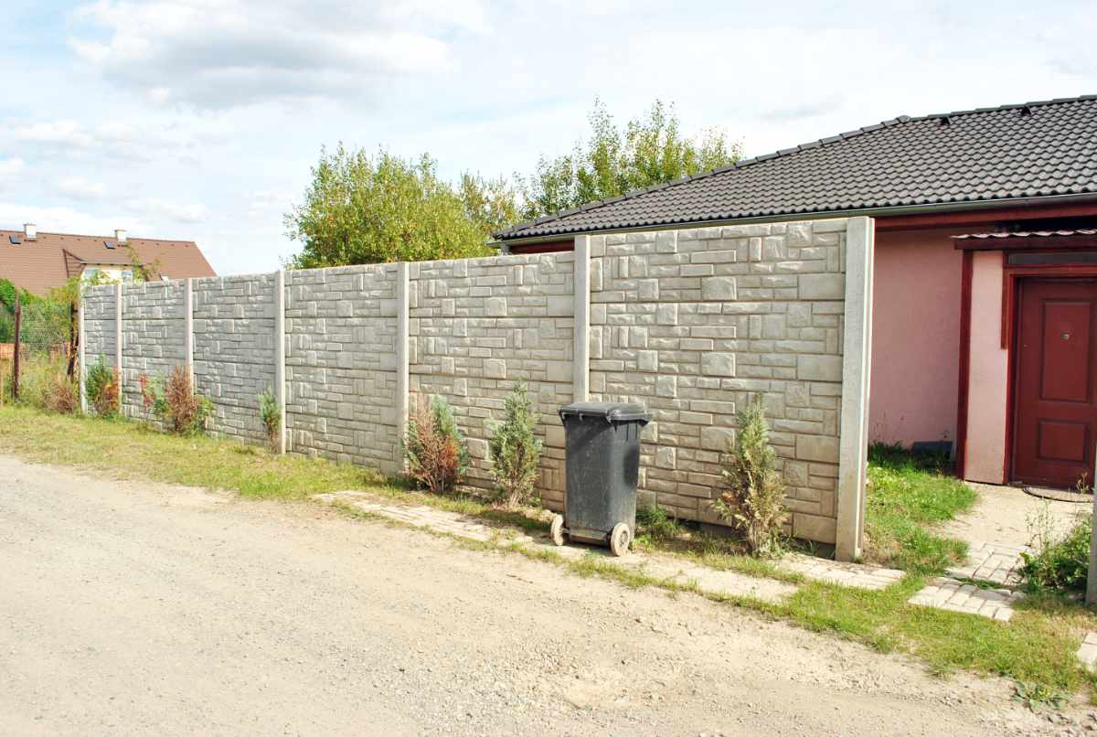 Tísnivý dojem z obou stran vyvolává plot z betonových desek Tísnivý dojem z obou stran vyvolává plot z betonových desek