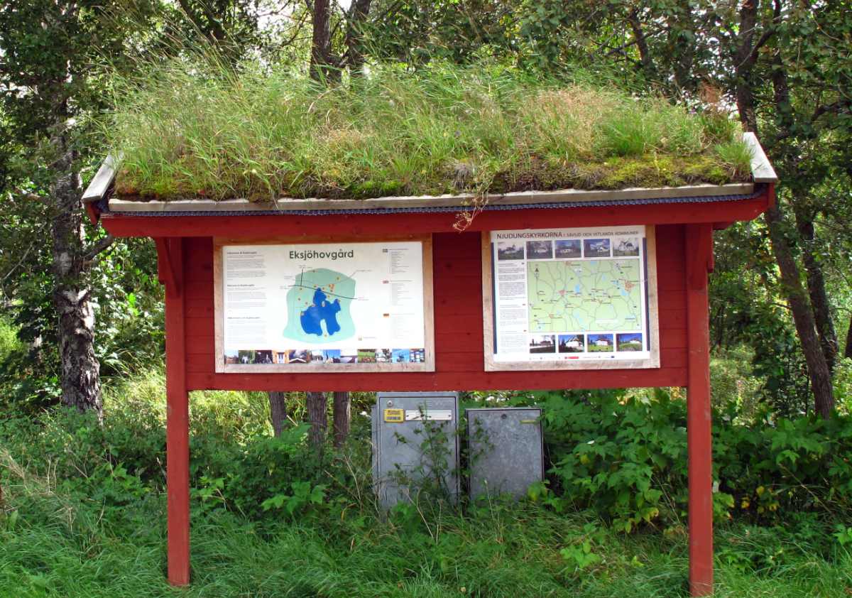 Zelenou stříšku nad infopanelem postavili ve Švédsku Zelená střecha nad infopanelem