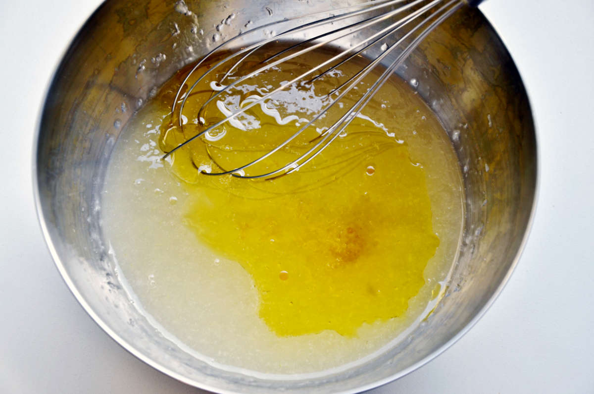 Vychladlý gel následně prošleháme s olejem Vzniklý gel z aloe vera