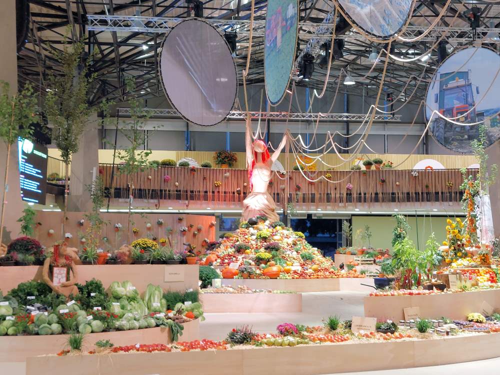 Dominantou expozice byla socha Natura, jejíž sukni tvořily rozmanité plody od zelinářů a ovocnářů Dominantou expozice byla socha Natura, jejíž sukni tvořily rozmanité plody od zelinářů a ovocnářů