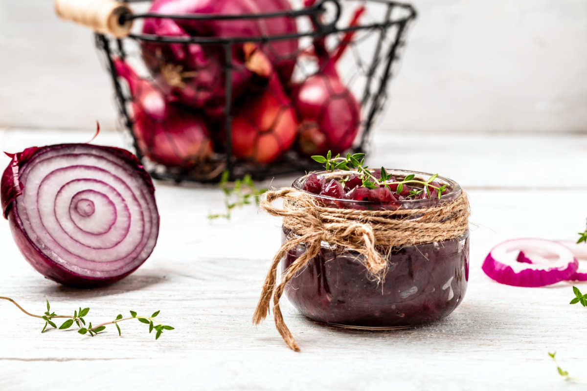 Domácí cibulová marmeláda dá pokrmům další rozměr marmeláda z cibule