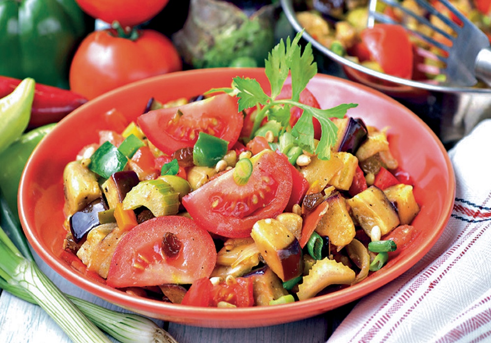 Tradiční italské jídlo Caponata Italská caponata z prosluněné Sicílie