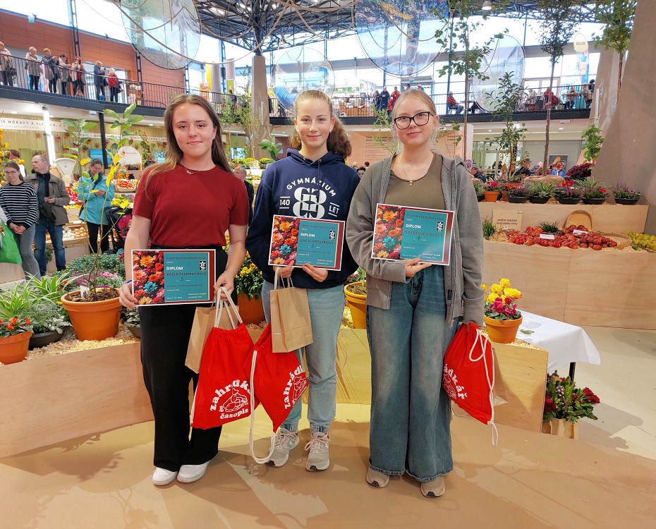 Finalistky Floristické soutěže ČZS kategorie žák - Adéla Štampachová, Lucie Opelíková, Kateřina Volavá (zleva) Finalistky Floristické soutěže ČZS kategorie žák - Adéla Štampachová, Lucie Opelíková, Kateřina Volavá (zleva)