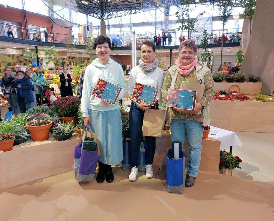 Nejlepší seniorky floristického finále 2024 - Hana Máčalová, Hana Jindrová, Jana Dujková (zleva) Nejlepší seniorky floristického finále 2024 - Hana Máčalová, Hana Jindrová, Jana Dujková (zleva)