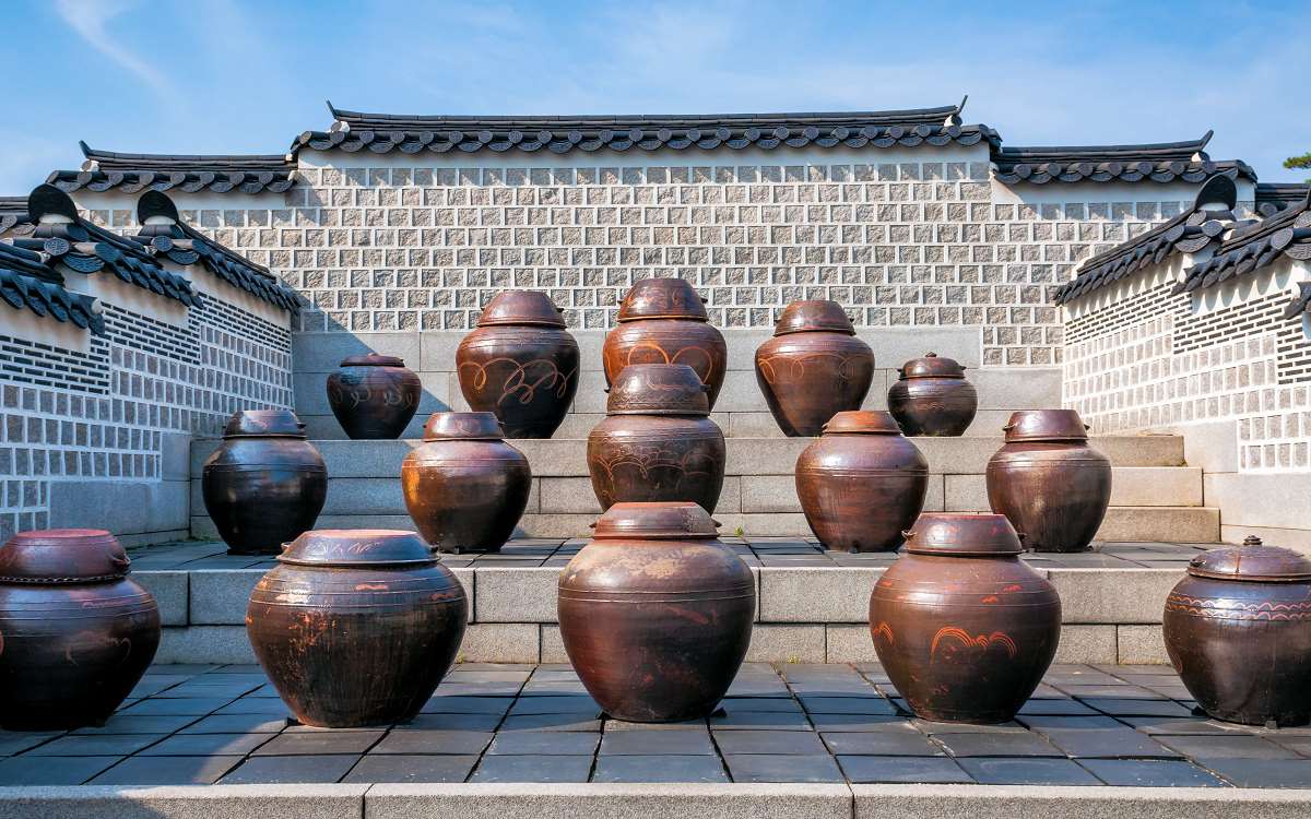 Fermentující kimčchi v hliněných nádobách - Jižní Korea Kimči při fermentování