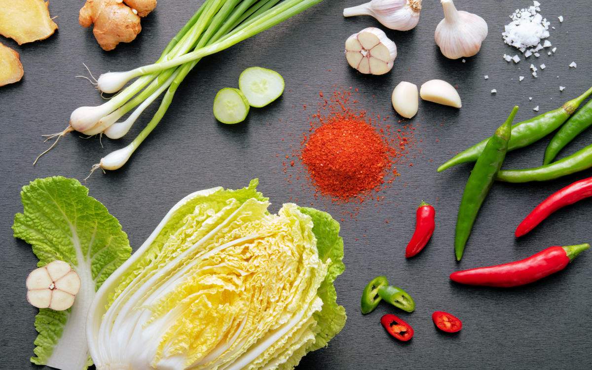 Hlavní součástí kimčchi je pekingské zelí, bílá ředkev daikon, jarní cibulka, kořenicí pasta a sůl Existuje mnoho modifikací kimčchi