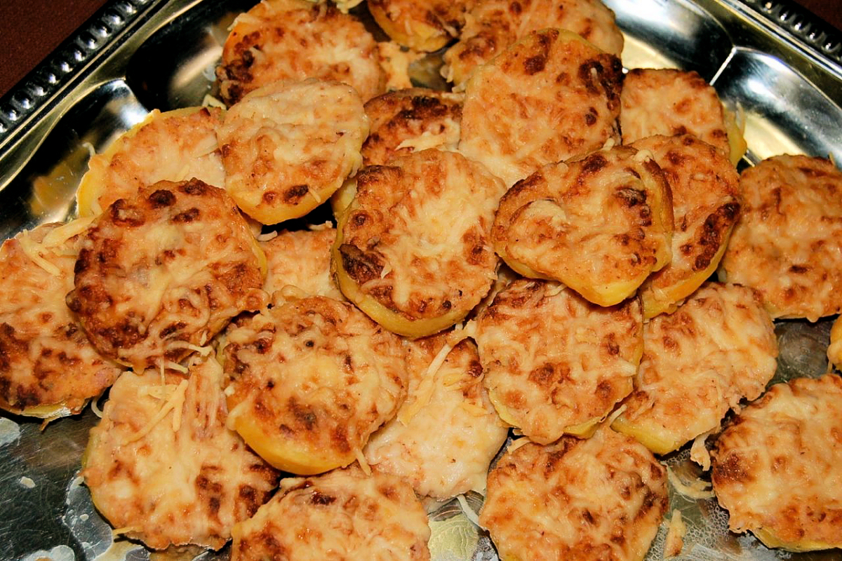 Plátky brambor zapečené se sýrem Plátky brambor zapečené se sýrem