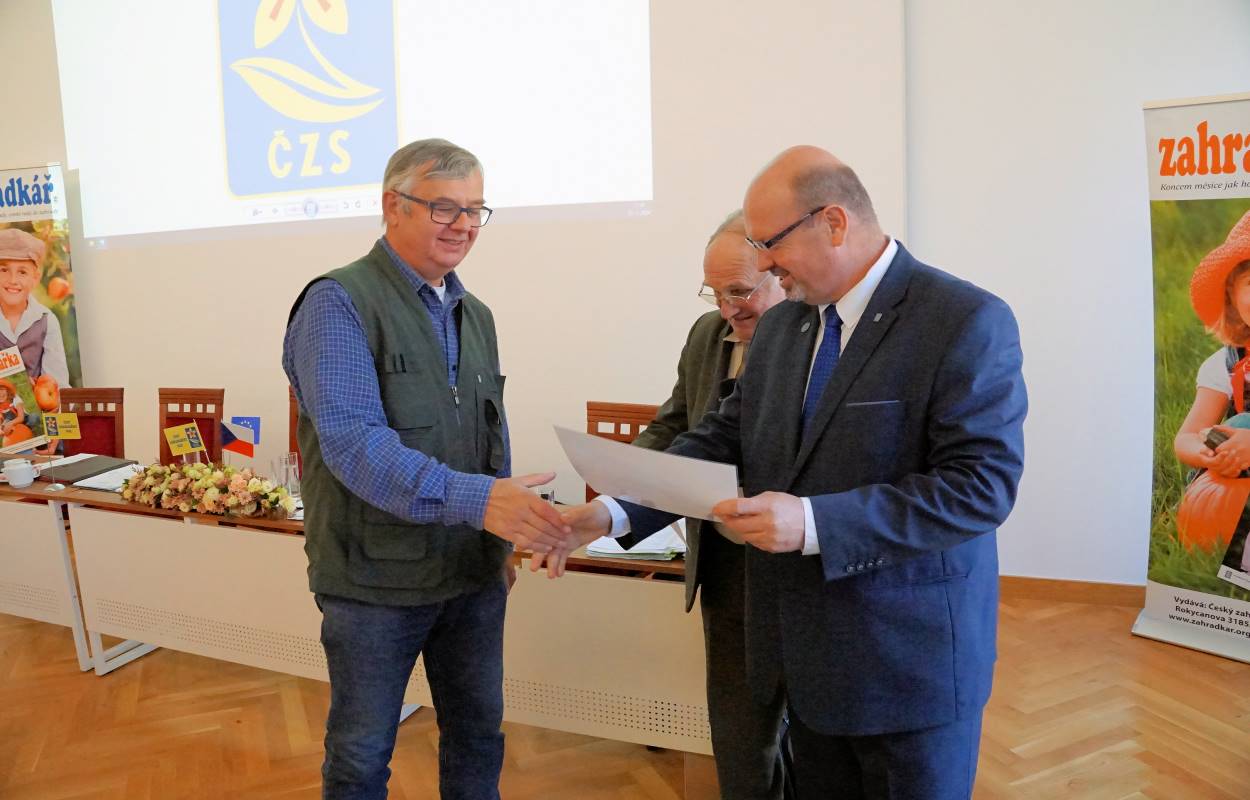 Závěrem Republikové rady se udělovala vyznamenání a blahopřálo se k životním jubileím.