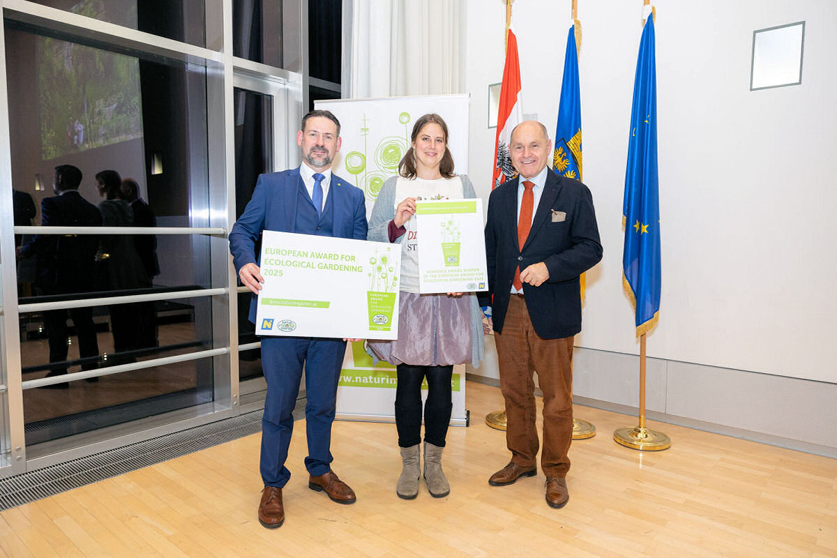 Zuzana Řezáčová Lukášková při přebírání Evropské ceny za ekologické zahradničení pro Zahradu 5 elementů Zuzana Řezáčová Lukášková při přebírání Evropské ceny za ekologické zahradničení pro Zahradu 5 elementů