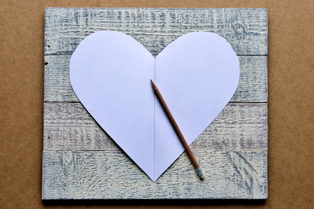 7) Nakreslíme si šablonu srdce z papíru 7) Nakreslíme si šablonu srdce z papíru