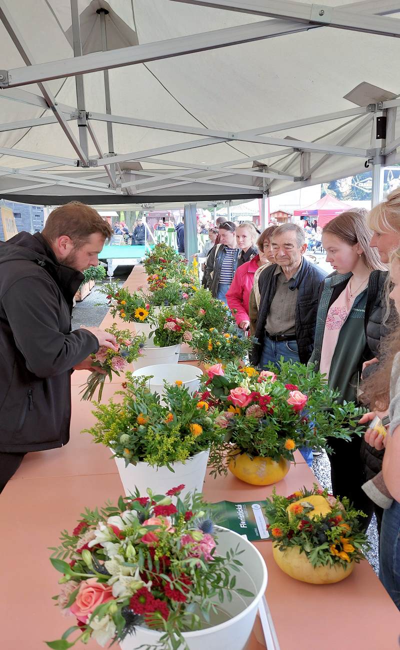 Florista Zdeněk Kupilík probíral se soutěžícími techniku práce Florista Zdeněk Kupilík probíral se soutěžícími techniku práce