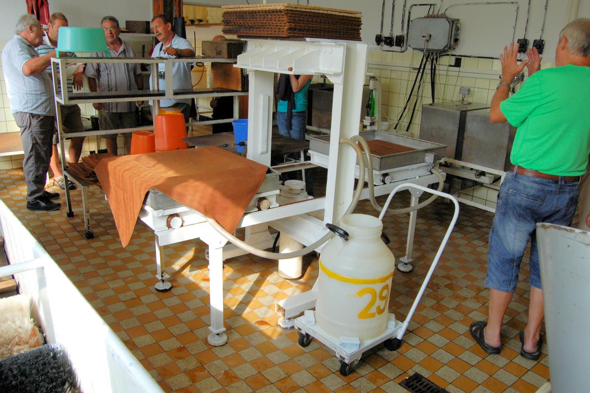 Starší způsob lisování, hydraulickým lisem ČZS Sezimovo Ústi II. Starší způsob lisování, hydraulickým lisem ČZS Sezimovo Ústi II.