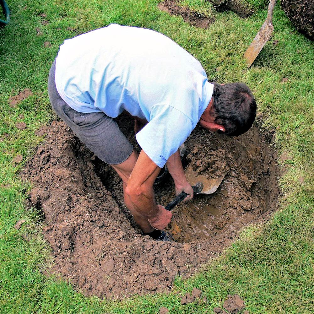Jámu vykopeme alespoň do hloubky 50 cm Jáma pro výsadbu stromu